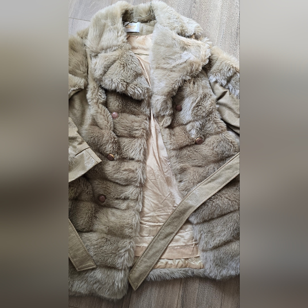 Vintage Fingerhut Fashion Faux Fur Tan Coat - Picture 2 of 9